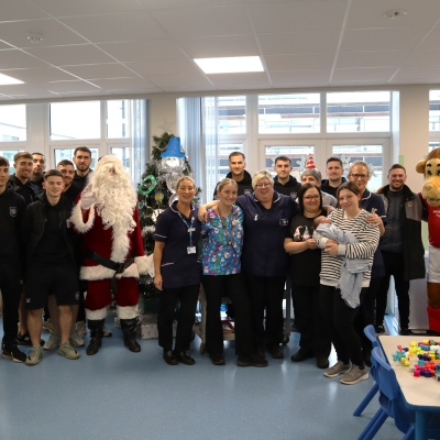 Crewe Alexandra enjoy Christmas visit to the Children's Wards at ...